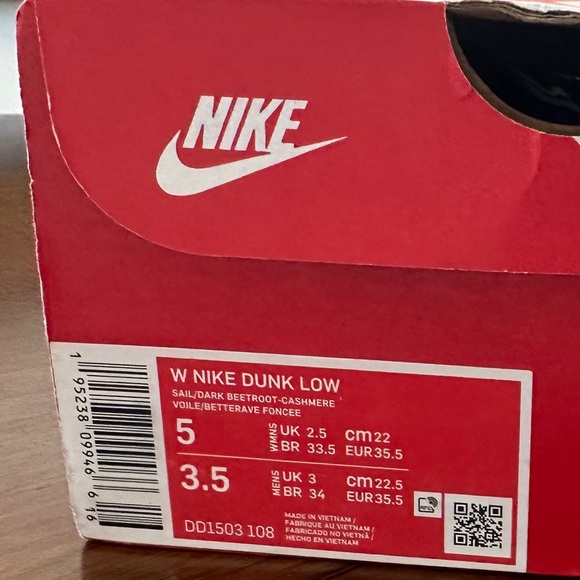 Women’s Nike Dunk Shoes - Picture 4 of 4